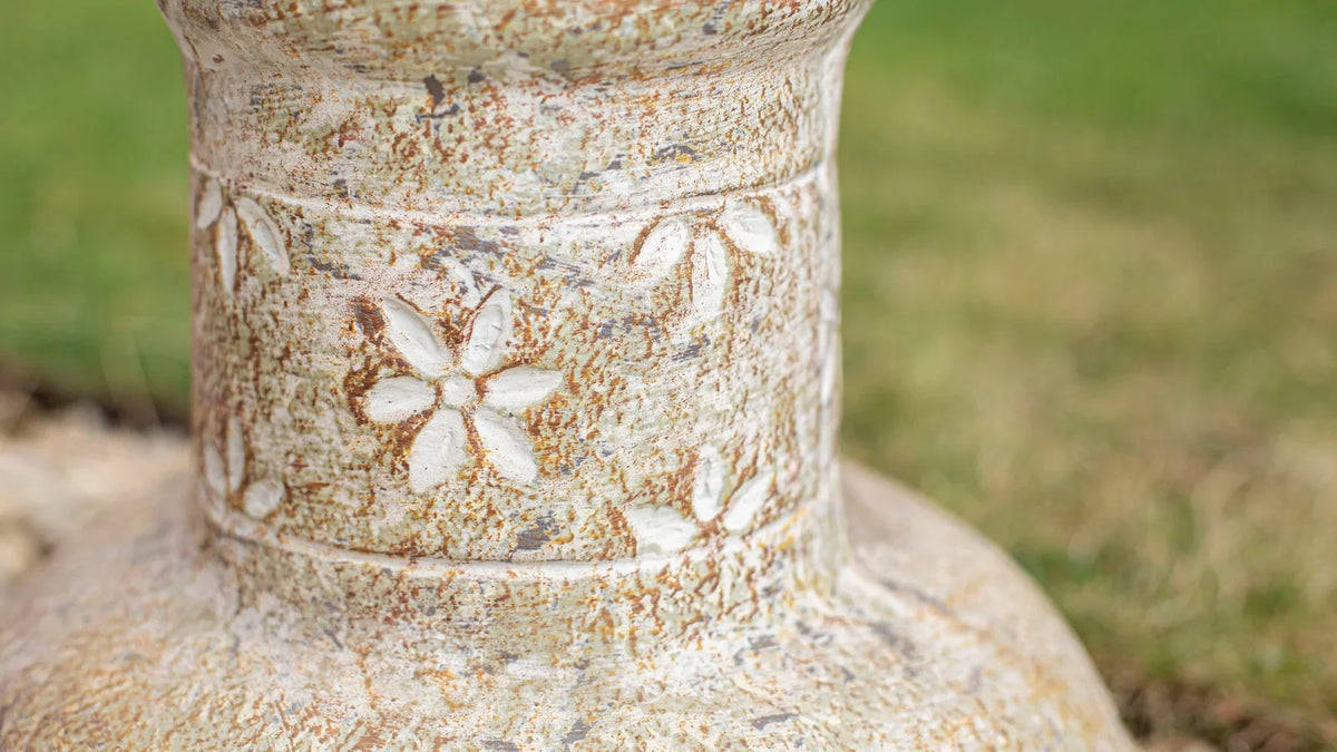 Détail des motifs et de la terre cuite du brasero STAR FLOWER S dans le jardin