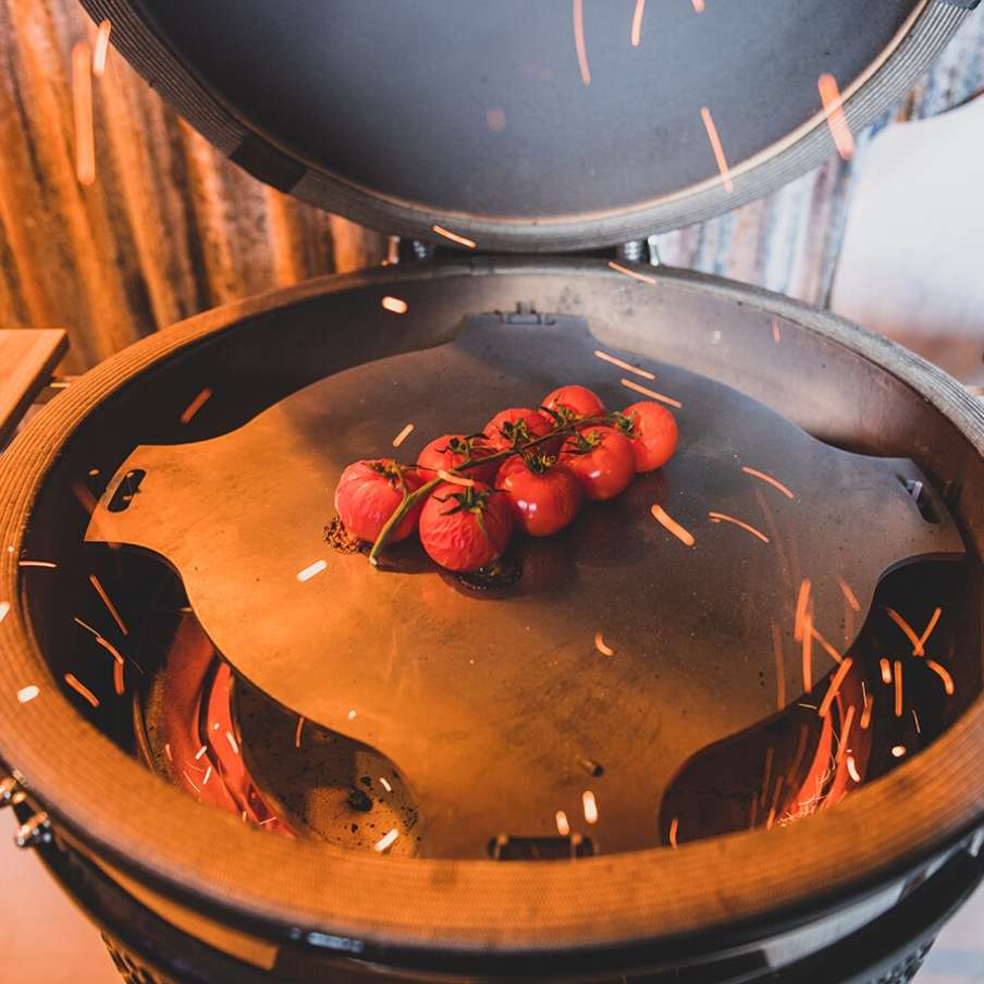 Plancha Teppanyaki dans un kamado avec tomates en cuisson