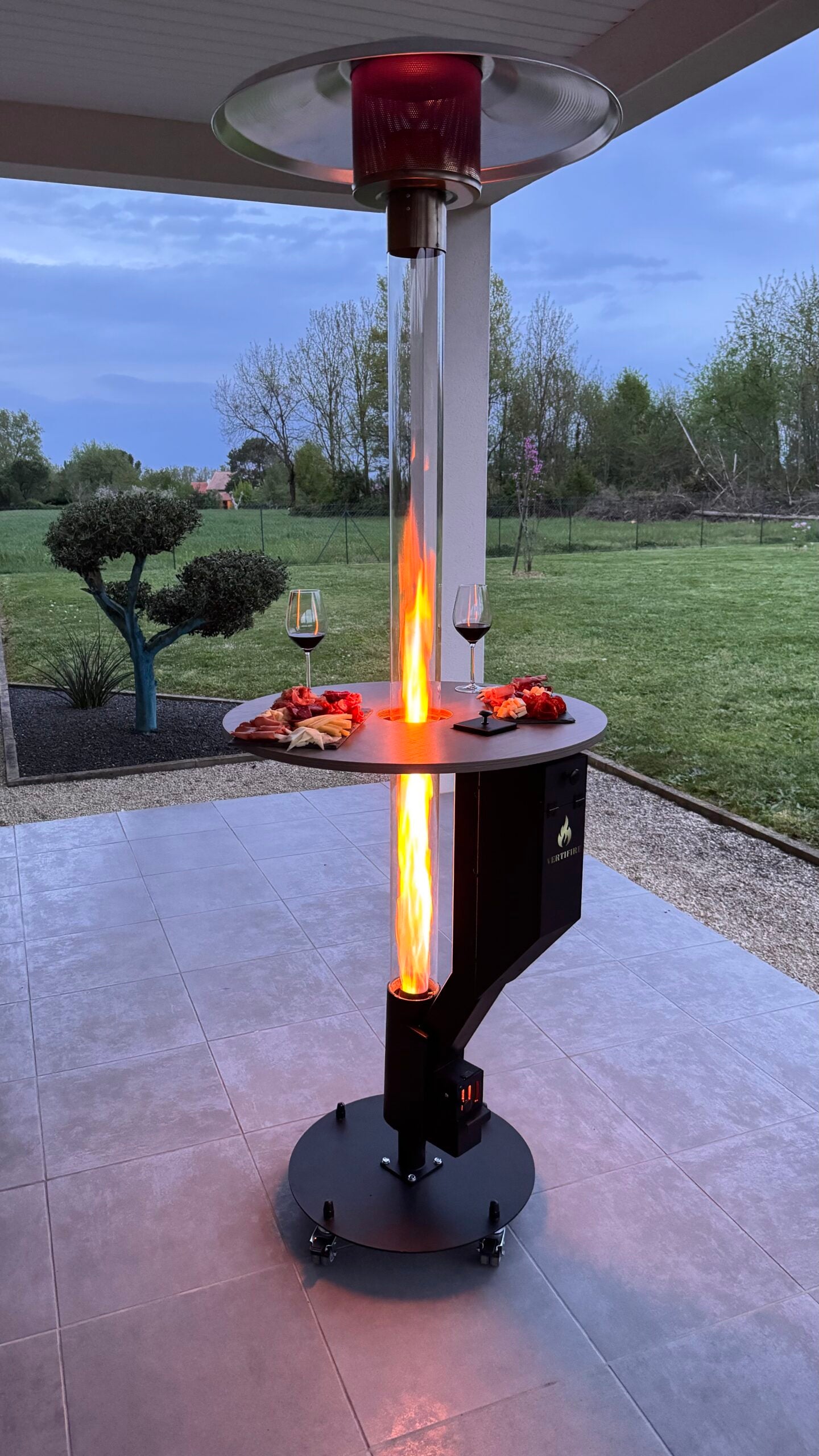 Chauffage de terrasse à pellets Vertifire 220 avec table — vue complémentaire