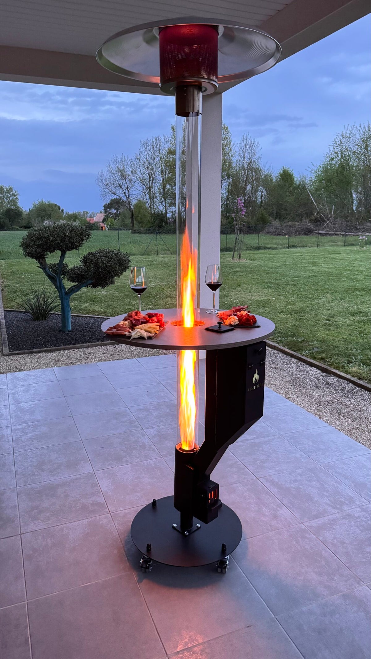 Chauffage de terrasse à pellets Vertifire 220 avec table — vue complémentaire