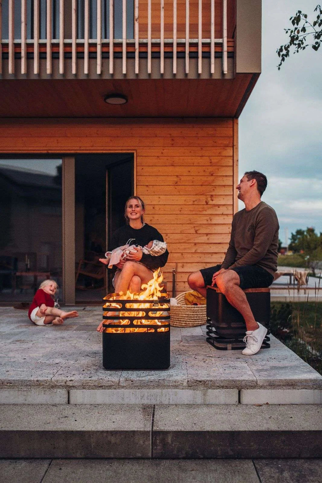 Cheminée électrique avec flammes orange et cadre noir.