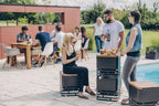 Terrasse extérieure avec rangement intégré, design noir et gris.