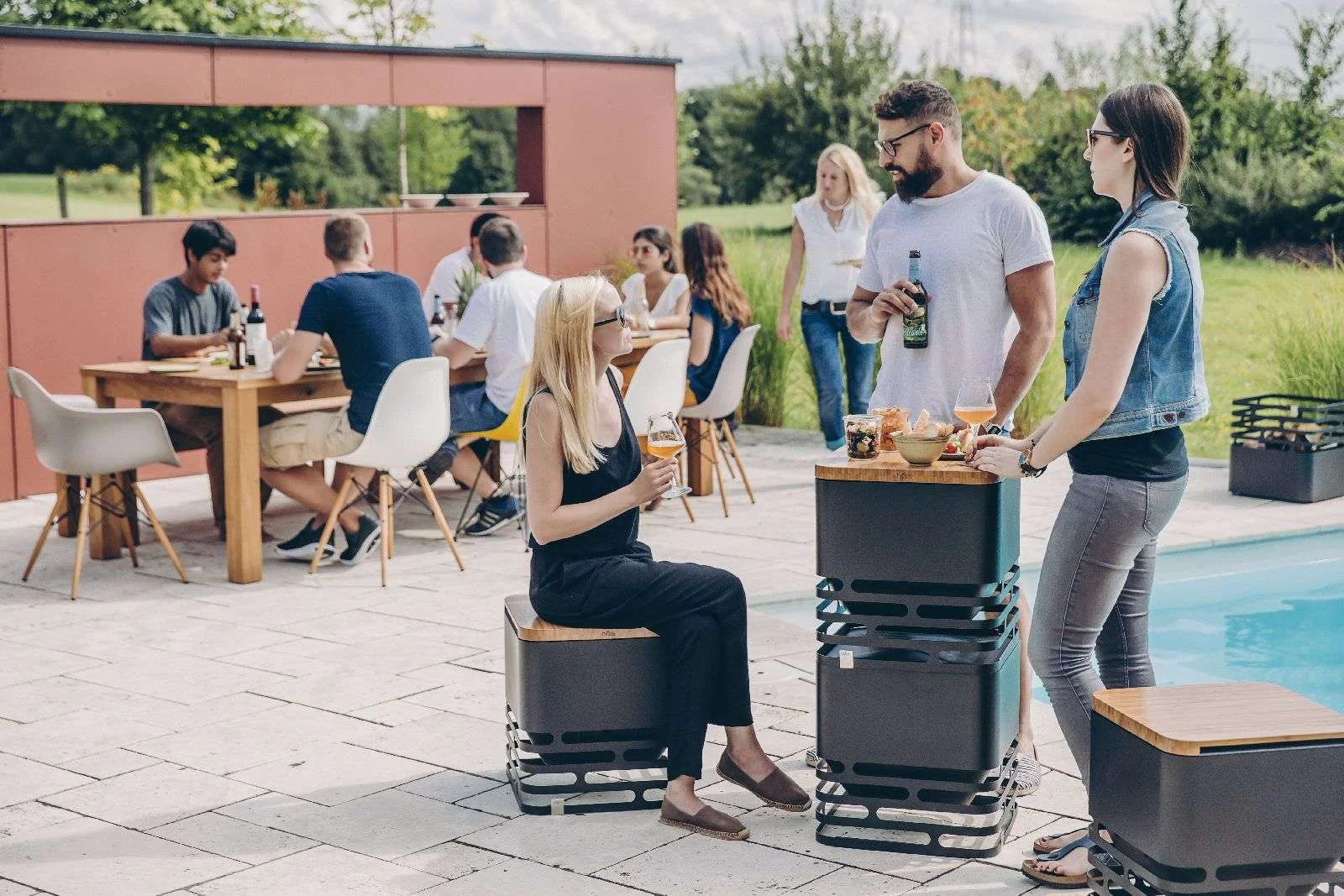 Terrasse extérieure avec rangement intégré, design noir et gris.