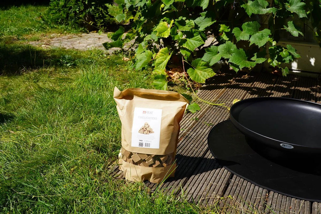 Sac en papier brun rempli de bois barbecue inodore 1-5 kg