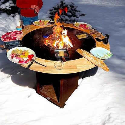 Anneau bois brasero chêne rouge Ø140 cm avec flamme, plats sur neige