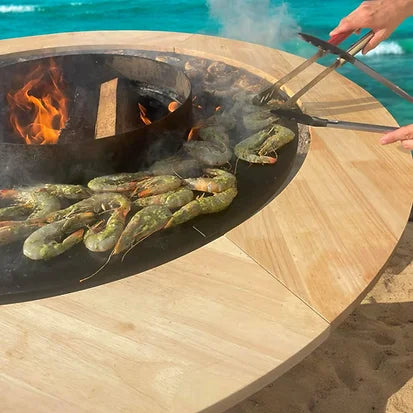 Brasero anneau bois chêne rouge Ø140 cm avec crevettes grillées sur flammes