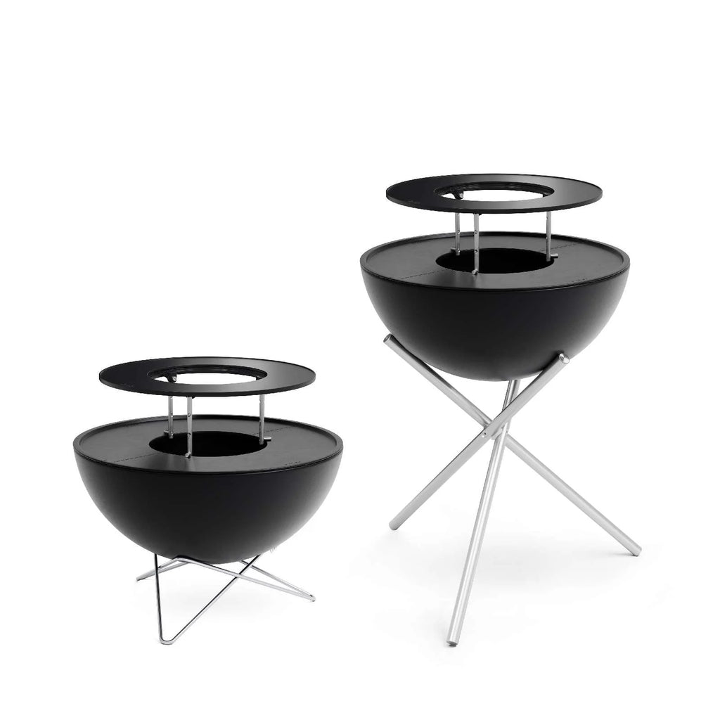 Barbecue grill noir en forme d’œuf avec pieds en acier inoxydable et surface de cuisson circulaire, similaire au modèle Weber.