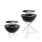 Barbecue grill noir en forme d’œuf avec pieds en acier inoxydable et surface de cuisson circulaire, similaire au modèle Weber.