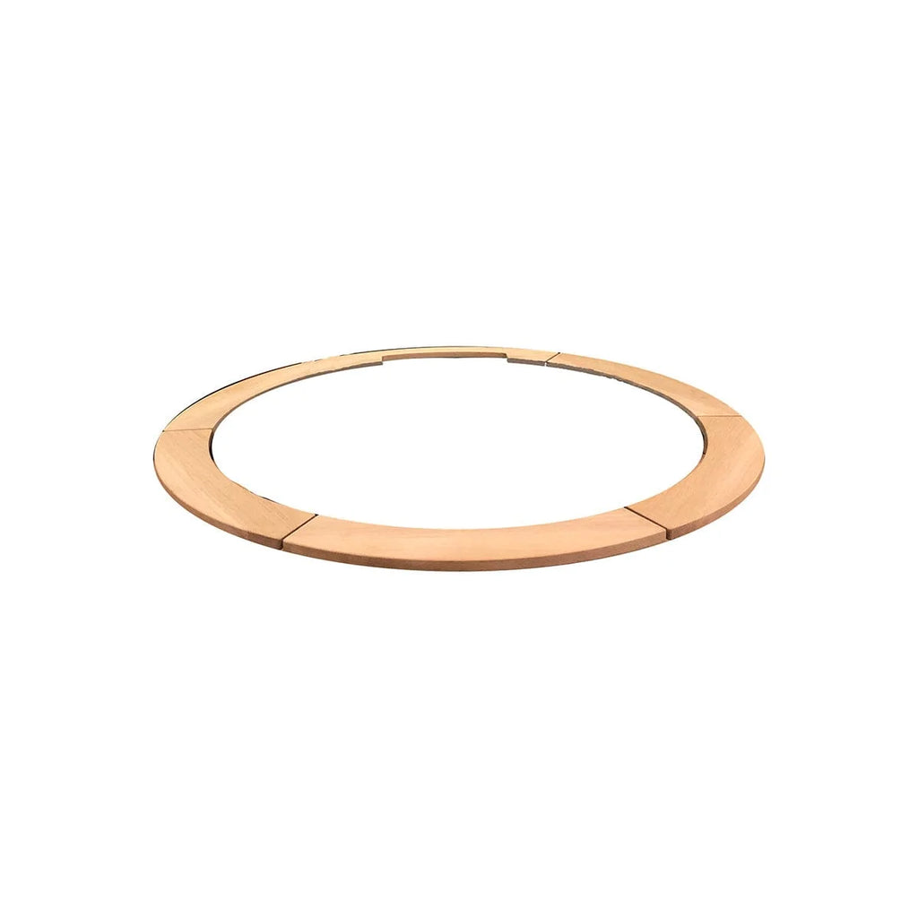 Une bague circulaire élégante de couleur or rose faite de métal poli avec une surface lisse et réfléchissante.
