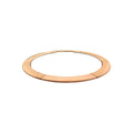 Une bague circulaire élégante de couleur or rose faite de métal poli avec une surface lisse et réfléchissante.