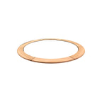 Une bague circulaire élégante de couleur or rose faite de métal poli avec une surface lisse et réfléchissante.