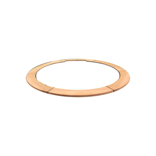 Une bague circulaire élégante de couleur or rose faite de métal poli avec une surface lisse et réfléchissante.