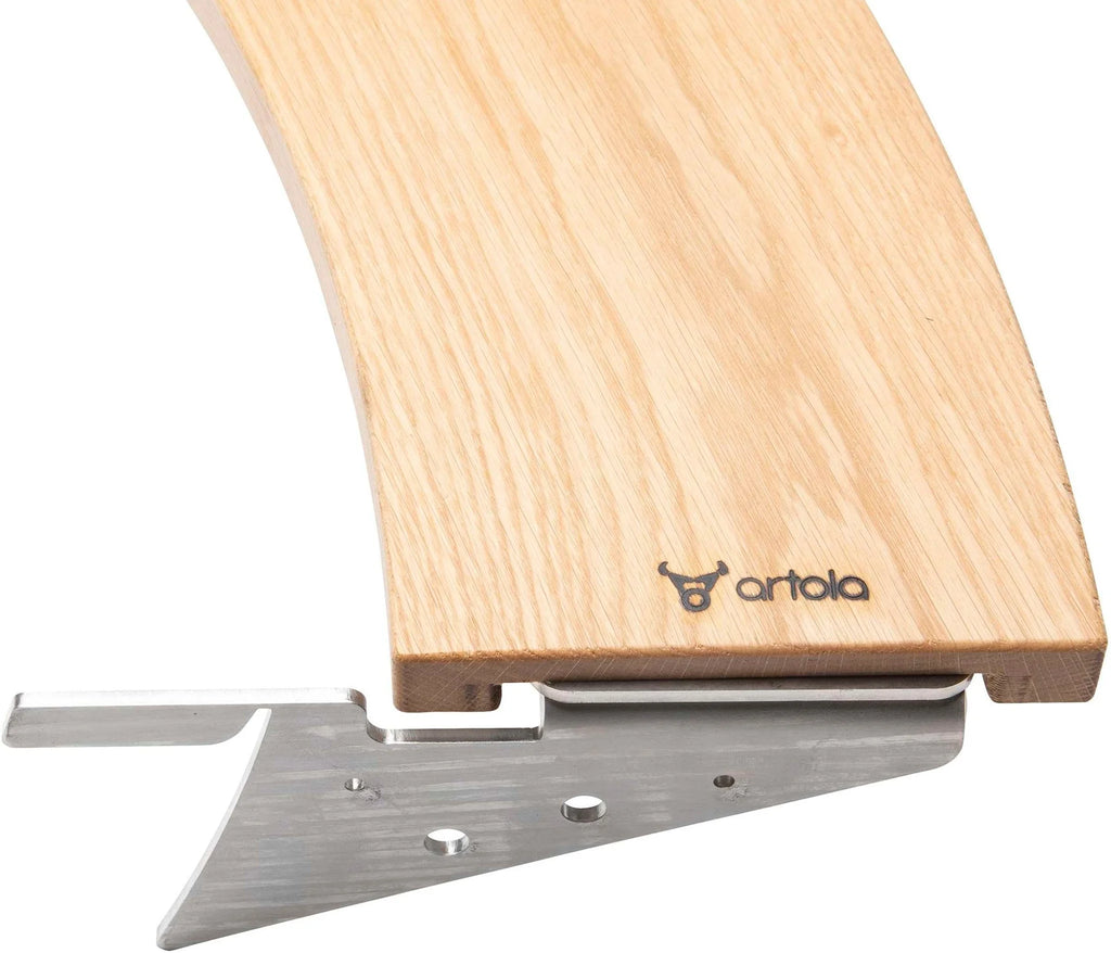 Planche à découper en bois avec support en métal, bois brun clair et accents métalliques argentés.