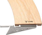 Planche à découper en bois avec support en métal, bois brun clair et accents métalliques argentés.