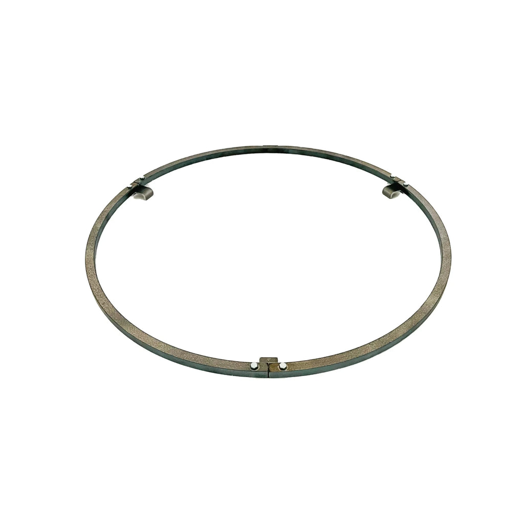Tambour à broder circulaire gris métallique avec une finition légèrement texturée et de petites encoches en haut pour le réglage.