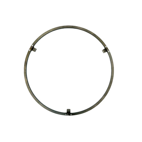 Anneau métallique circulaire noir avec trois petites languettes espacées uniformément le long de son périmètre.