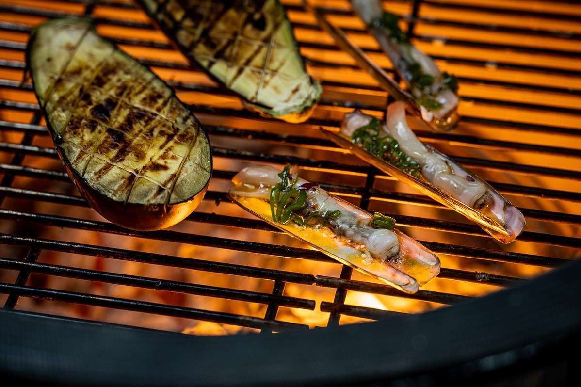 Barbecue kamado céramique 19 pouces – Yakiniku Large — mise en situation, vue 11