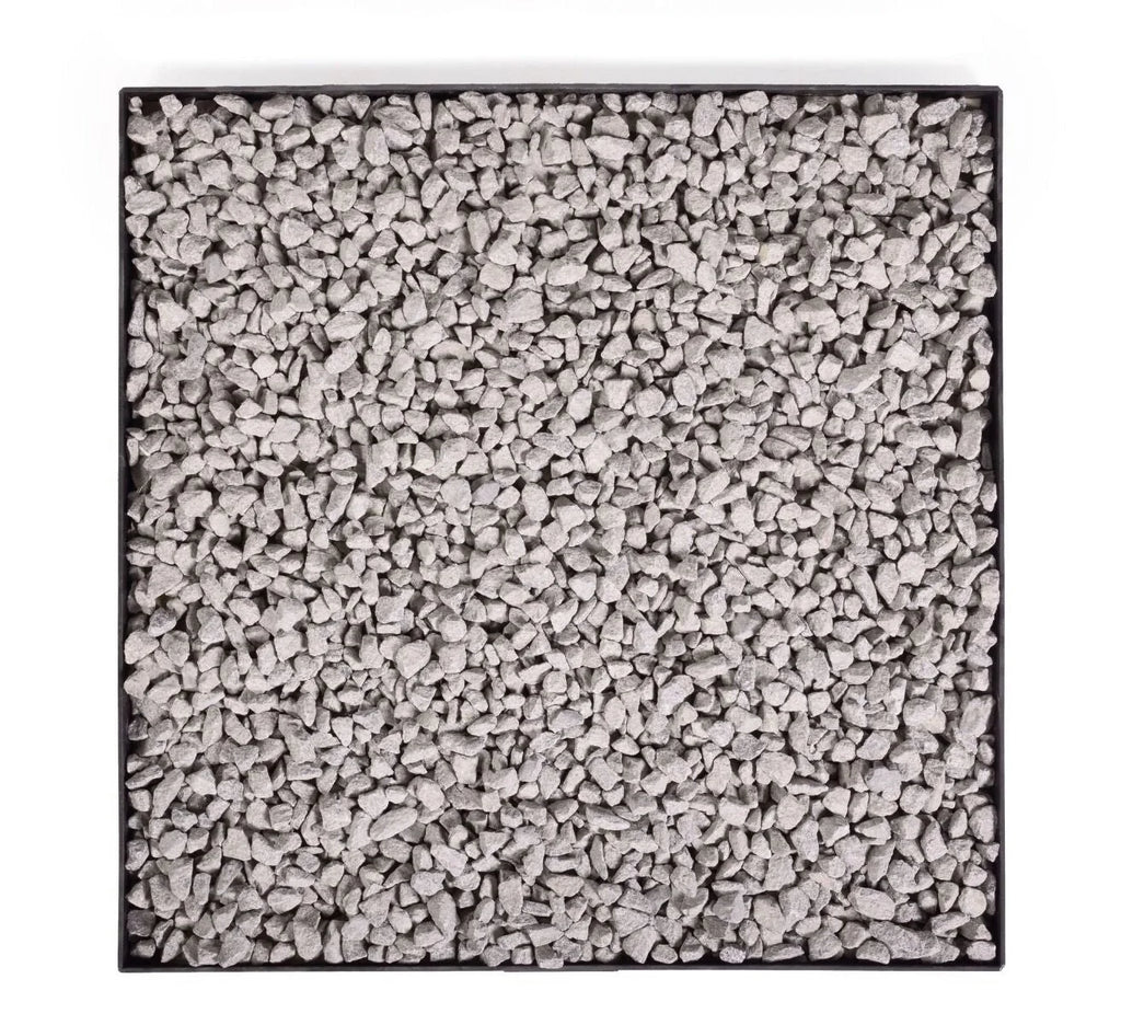 Tapis texturé en galets gris avec bordure noire