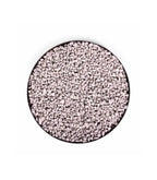 Perles polymères granulaires blanches dans un récipient circulaire noir.