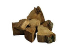 Tas de bois de chauffage en bois naturel avec des nuances variées de brun et de mousse verte.