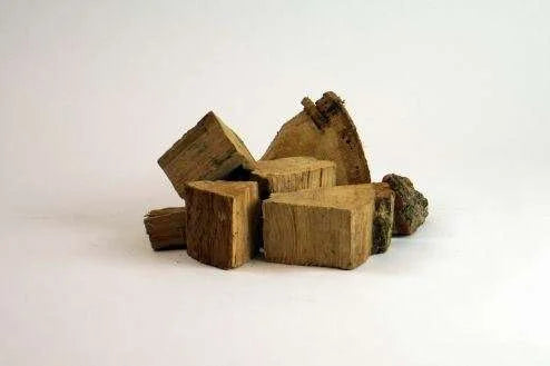 Tas de bois de chauffage en bois naturel de tailles et formes variées, couleur brun clair.