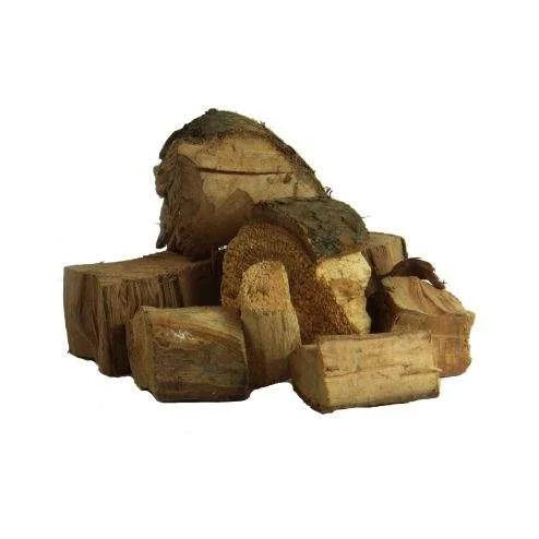Tas de bois de chauffage aux nuances brunes naturelles et textures rugueuses.