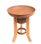 Bain d’oiseaux en métal rouillé de couleur cuivre avec un support en bois et une base circulaire annulaire.