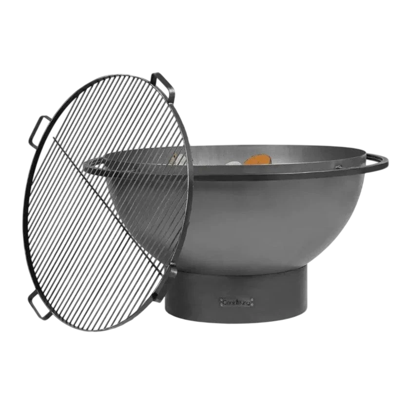 Barbecue au charbon avec grille et poignée noires, flamme orange visible à l’intérieur.