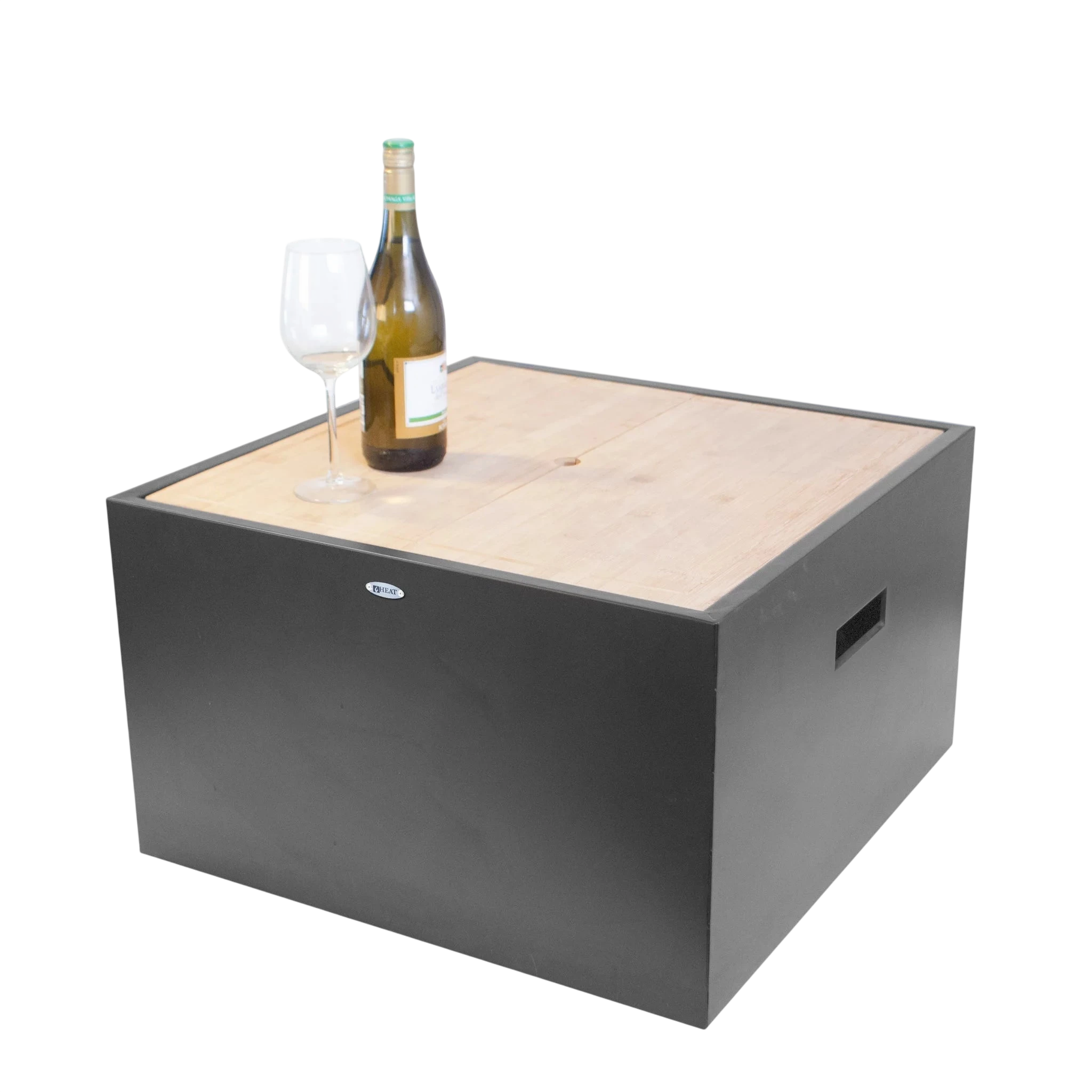 Boîte de rangement en métal gris anthracite avec dessus et poignée en bois, présentant une bouteille de vin blanc et un verre sur sa surface.