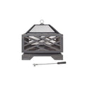 Foyer de feu en métal noir avec un design en treillis géométrique et un dessus en maille, accompagné d’un poker à long manche assorti.