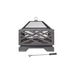 Foyer de feu en métal noir avec un design en treillis géométrique et un dessus en maille, accompagné d’un poker à long manche assorti.