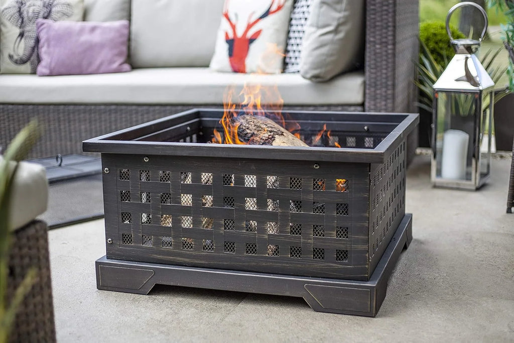Foyer de feu en métal noir avec un design en maille tissée et une base solide.