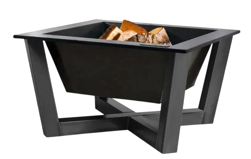 Foyer de feu rectangulaire noir avec des pieds inclinés et des bûches de bois à l’intérieur.