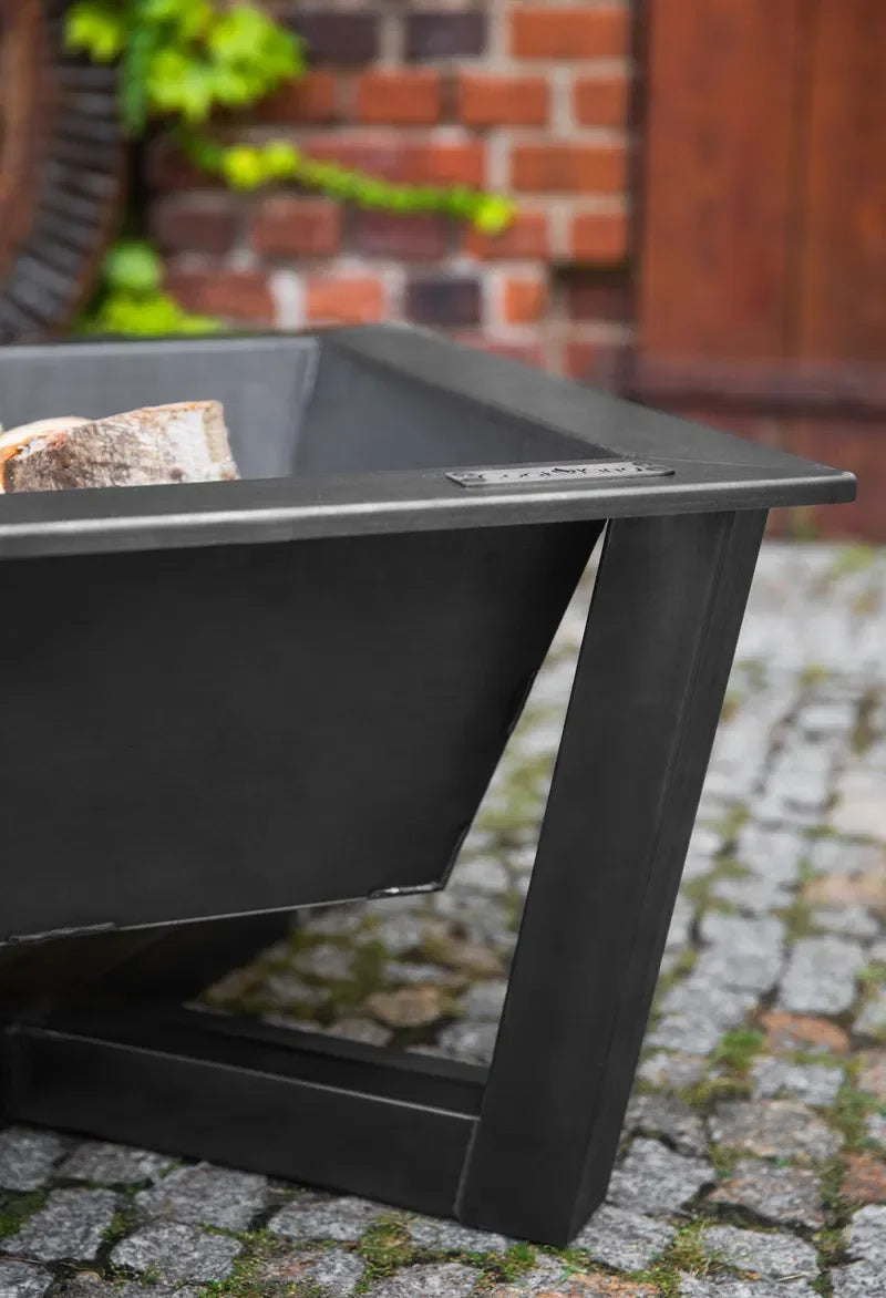 Pot rectangulaire noir avec des pieds angulaires et des trous de drainage, probablement fabriqué en plastique ou en résine.