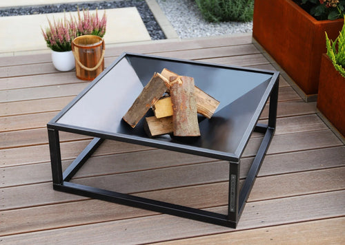 Foyer de feu carré noir avec dessus en verre et cadre en métal, design moderne.