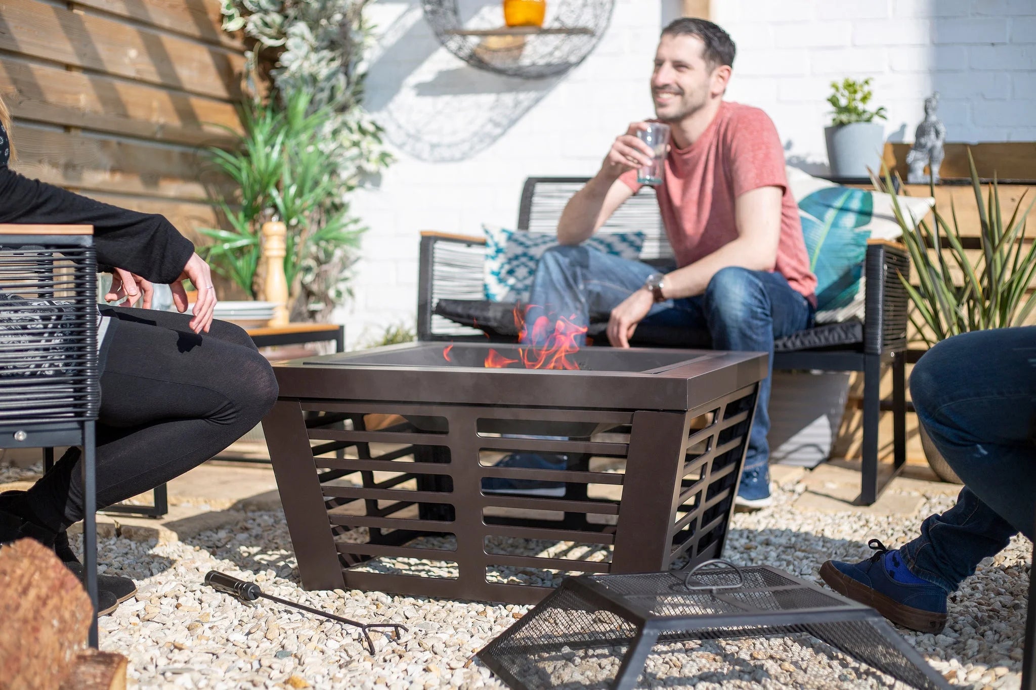 Foyer de feu en métal brun foncé avec un design carré et des côtés ajourés