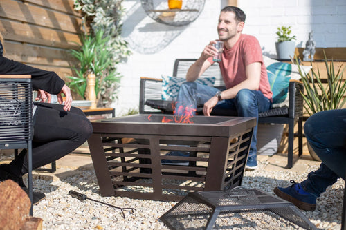 Foyer de feu en métal brun foncé avec un design carré et des côtés ajourés