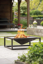 Foyer de feu en métal noir avec un design géométrique angulaire et une flamme ouverte brûlant à l’intérieur.