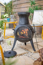 Chimenea en fer forgé noir avec devant en maille et pieds trépied