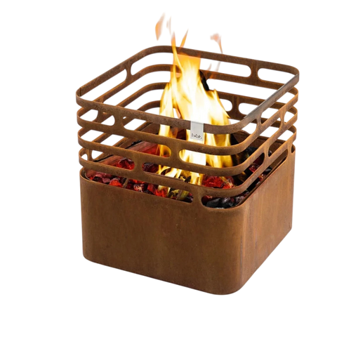Foyer de feu en acier Corten avec design carré et flamme ouverte.