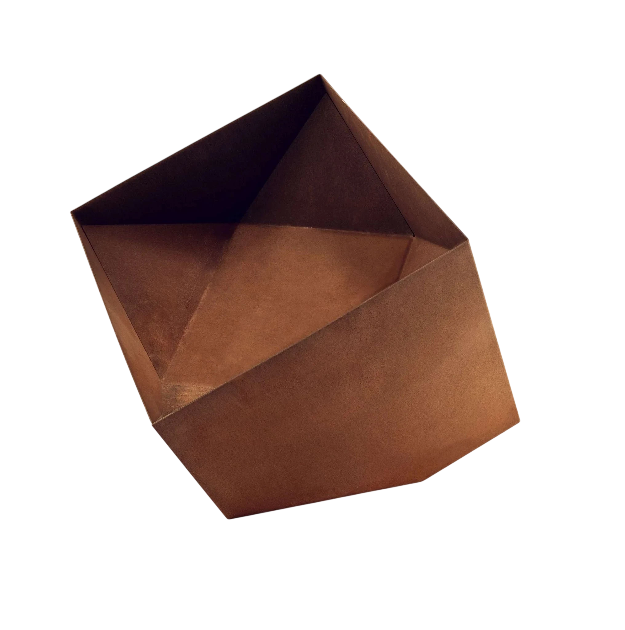 Vase géométrique métallique doré avec design angulaire et surface réfléchissante.