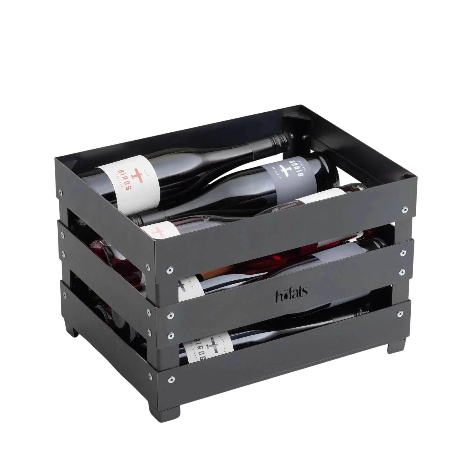 Caisse en bois gris pour vin avec accents métalliques et trois bouteilles de vin rouge.