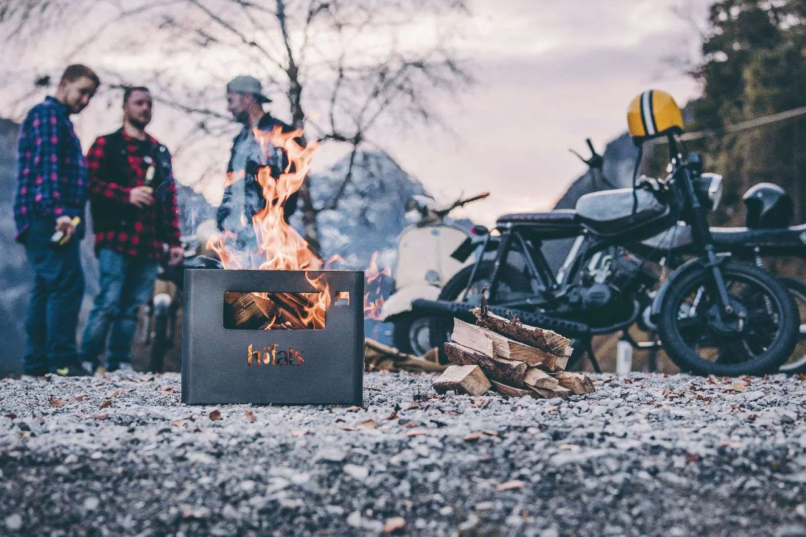 Foyer de feu rectangulaire noir avec des flammes