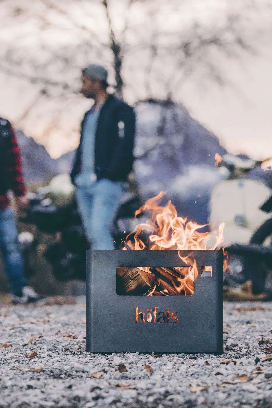 Foyer de feu rectangulaire noir avec des flammes