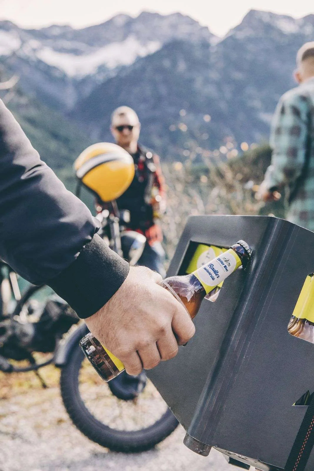 Glacière portable noire et argentée avec des accents jaunes, conçue pour un usage en extérieur.