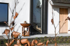 Bol en cuivre rustique pour feu sur un support en bois