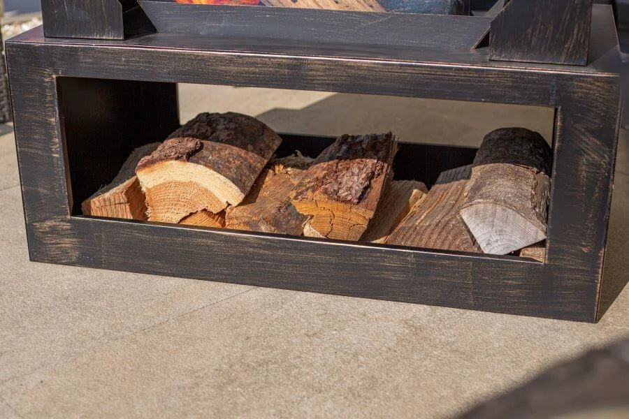 Organiseur de bois de chauffage en métal noir patiné, contenant des bûches empilées soigneusement.