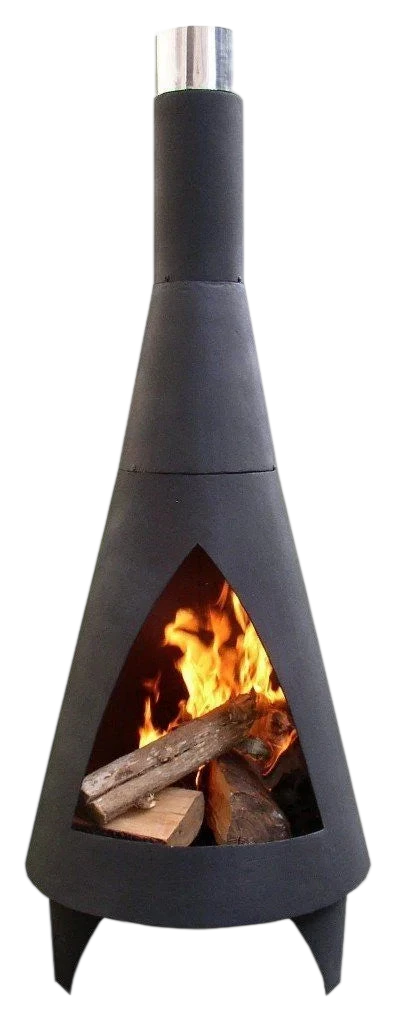 Cheminée conique en métal noir avec un capuchon d’évacuation en argent et des flammes visibles brûlant des bûches à l’intérieur.