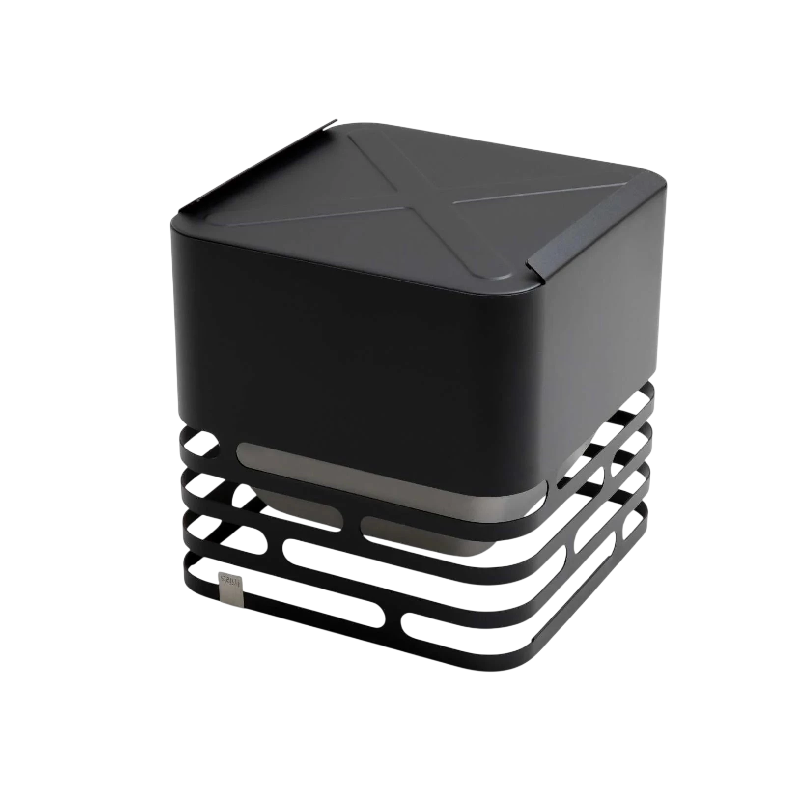 Haut-parleur noir en forme de cube avec une base métallique perforée et un design géométrique sur le dessus.