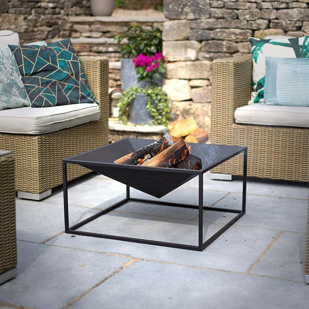 Brasero acier noir carré 60 cm design géométrique CAIRO en feu